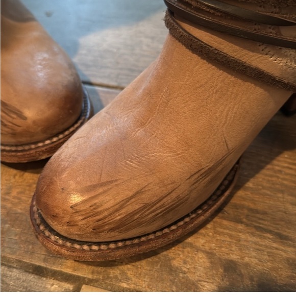 Freebird Coals taupe knee high lace up boots
Scuffed but GREAT condition - Picture 2 of 6